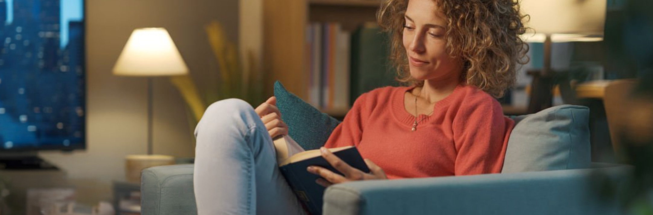 Leitora em casa com um livro